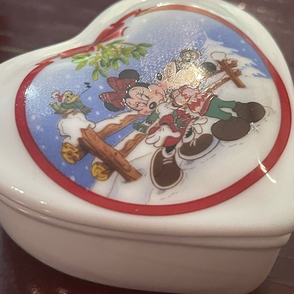 Set of two Disney ceramic trinkets. - Picture 7 of 11
